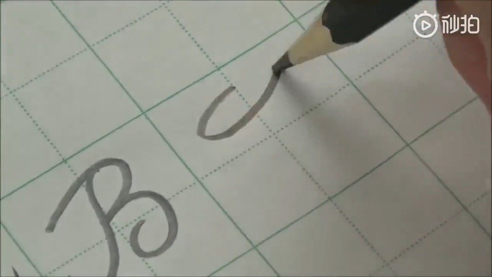 26 个英文字母的花体字写法，收藏了画手账用！_新浪新闻