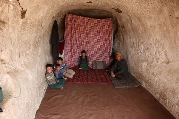 生活在巴米扬石窟中的阿富汗贫民（萨菲 摄）