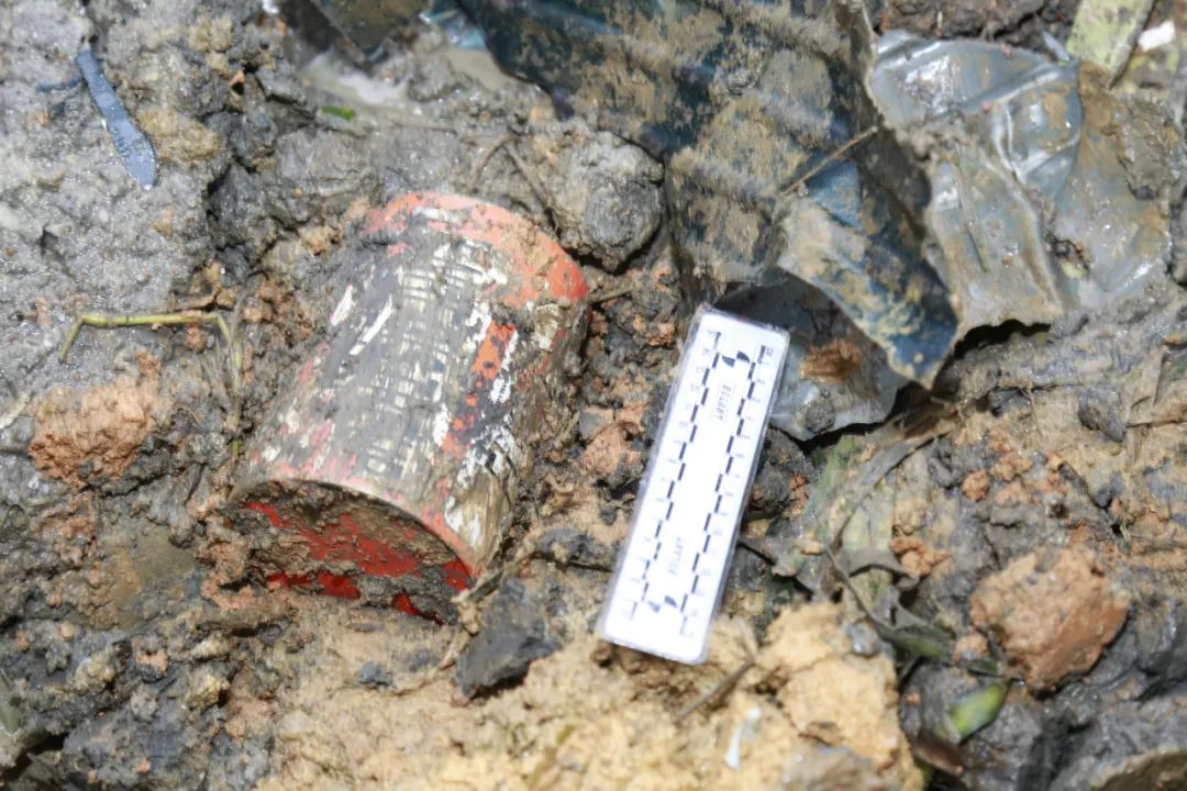 3月23日，在广西梧州藤县东航MU5735航班坠机事故现场核心区，武警广西总队官兵找到两部黑匣子其中一部。新华社发（许东 摄）