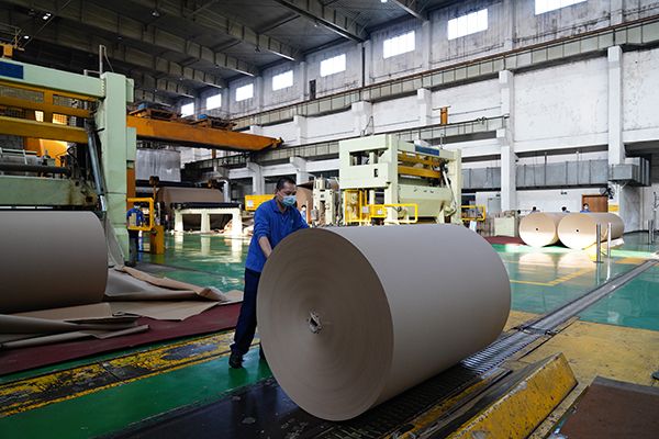 广东东莞,一家纸业公司的生产车间.人民视觉&nbsp; 资料图