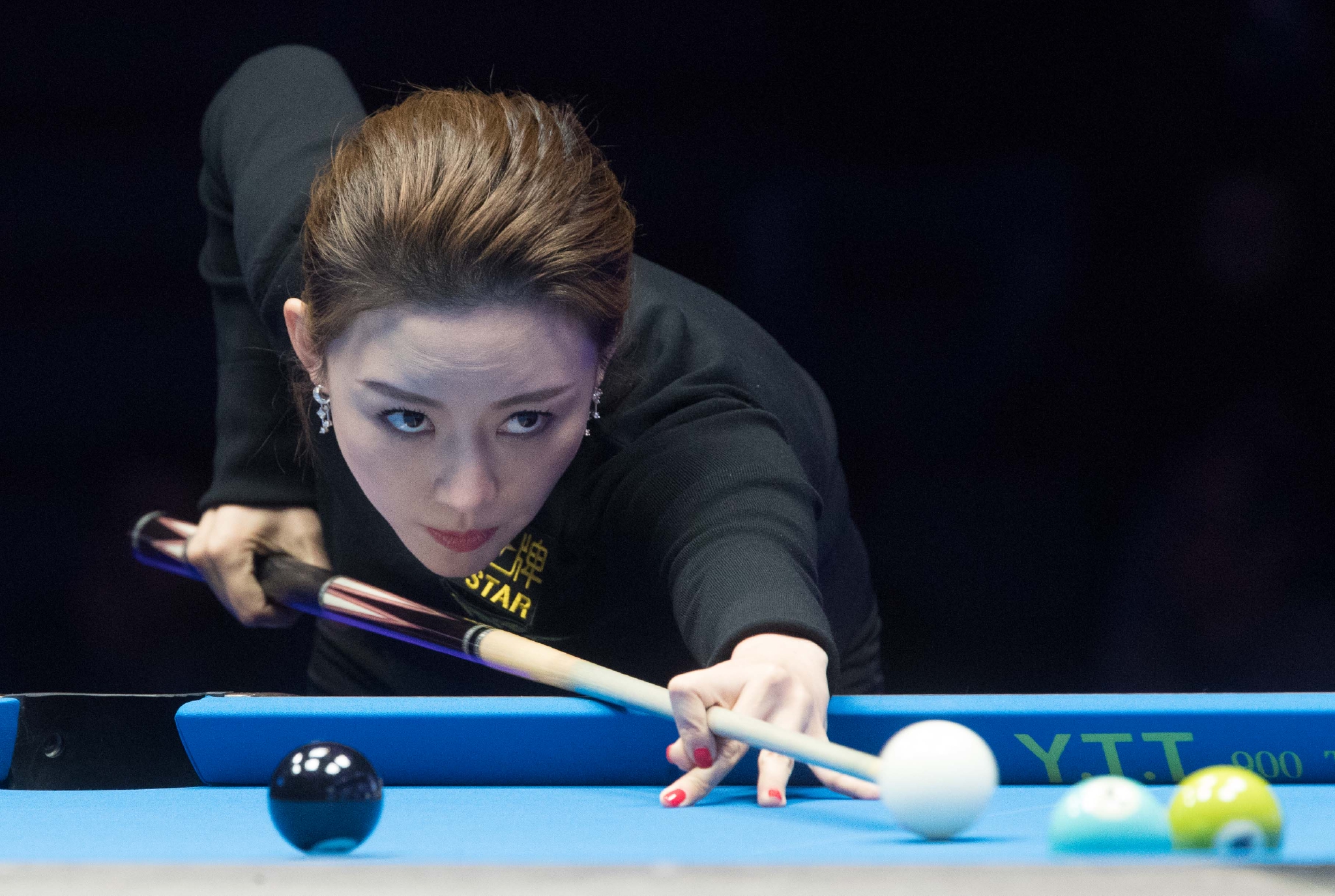 澎湃健身房宅家太久腰酸背痛潘晓婷教你锻炼小妙招