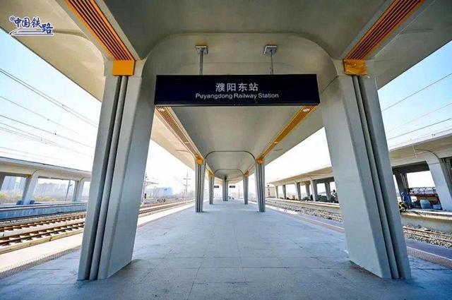 濮阳东站站场规模为3台7线,车场内共2条正线,5条到发线,未来拟于铁路