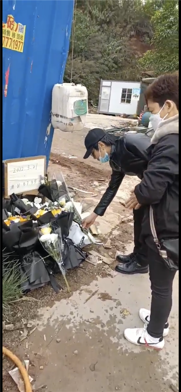 MU5735航班遇难者头七祭：鲜花铺满回家路休闲区蓝鸢梦想 - Www.slyday.coM