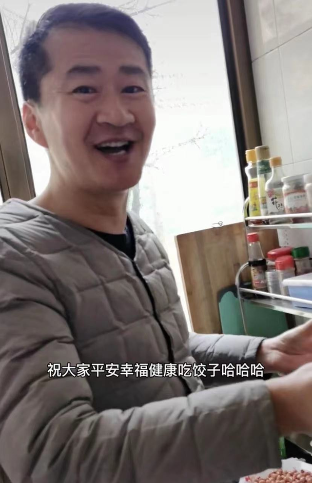 戏骨李嘉明惹争议，和好友餐馆吃饭少付钱，撒腿就跑10元钱吃一桌休闲区蓝鸢梦想 - Www.slyday.coM