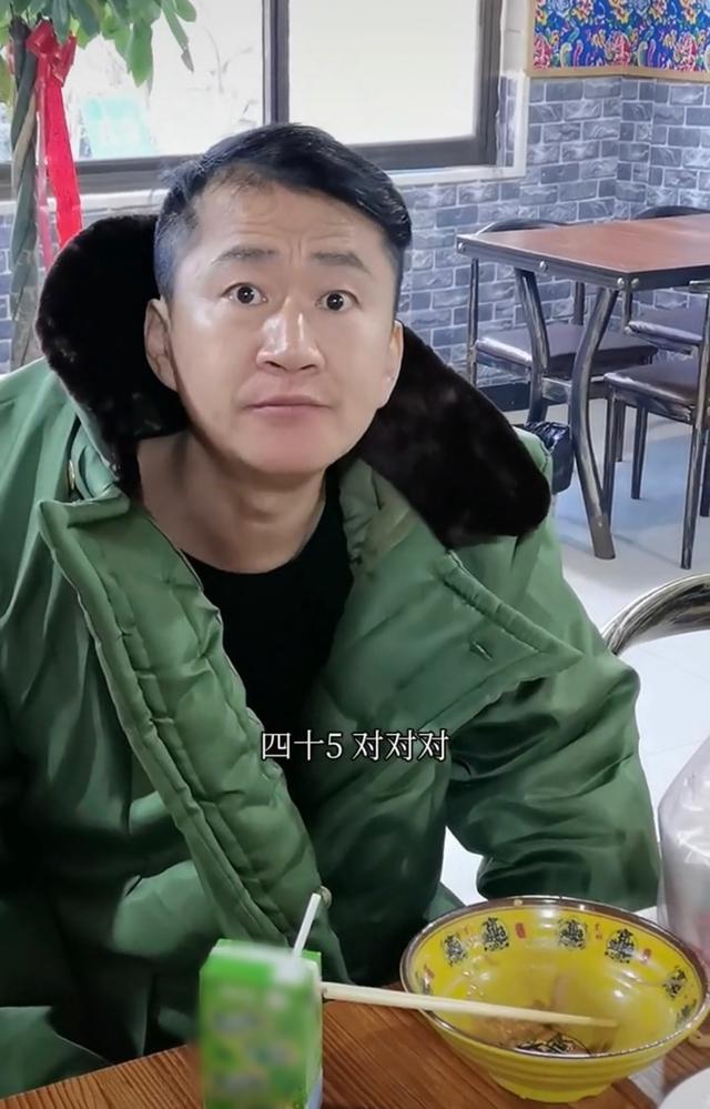 戏骨李嘉明惹争议，和好友餐馆吃饭少付钱，撒腿就跑10元钱吃一桌休闲区蓝鸢梦想 - Www.slyday.coM