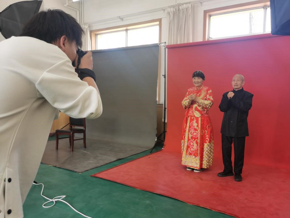 一起感受“最浪漫的事”！社区为老人免费补拍婚纱照休闲区蓝鸢梦想 - Www.slyday.coM
