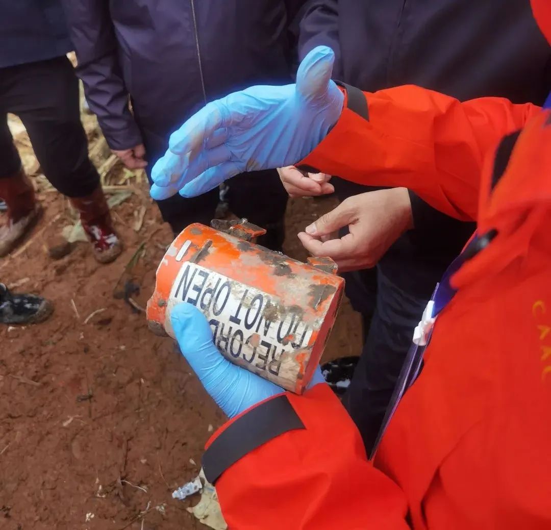 现场画面：发现第二部黑匣子！有关东航坠机事故的一些疑问，权威回应→休闲区蓝鸢梦想 - Www.slyday.coM