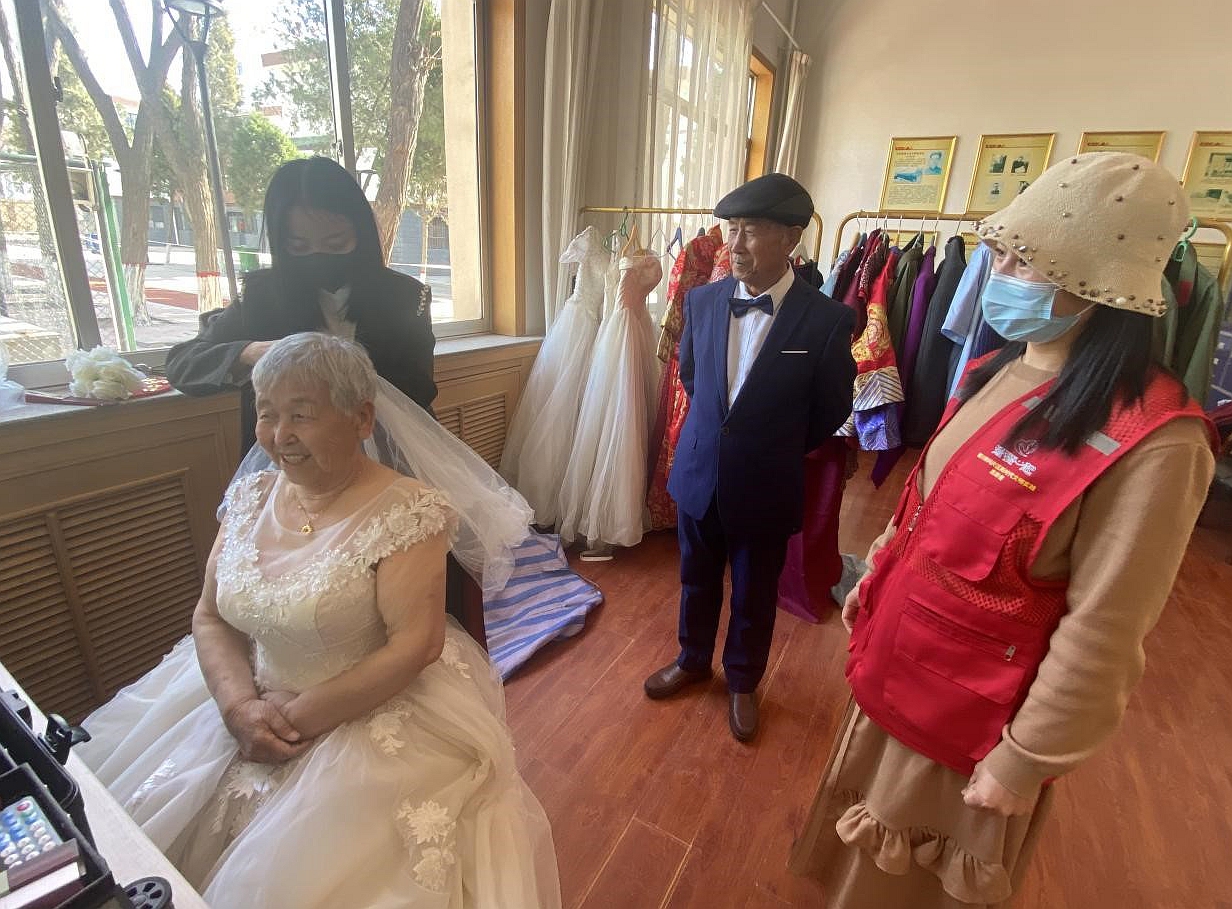 一起感受“最浪漫的事”！社区为老人免费补拍婚纱照休闲区蓝鸢梦想 - Www.slyday.coM