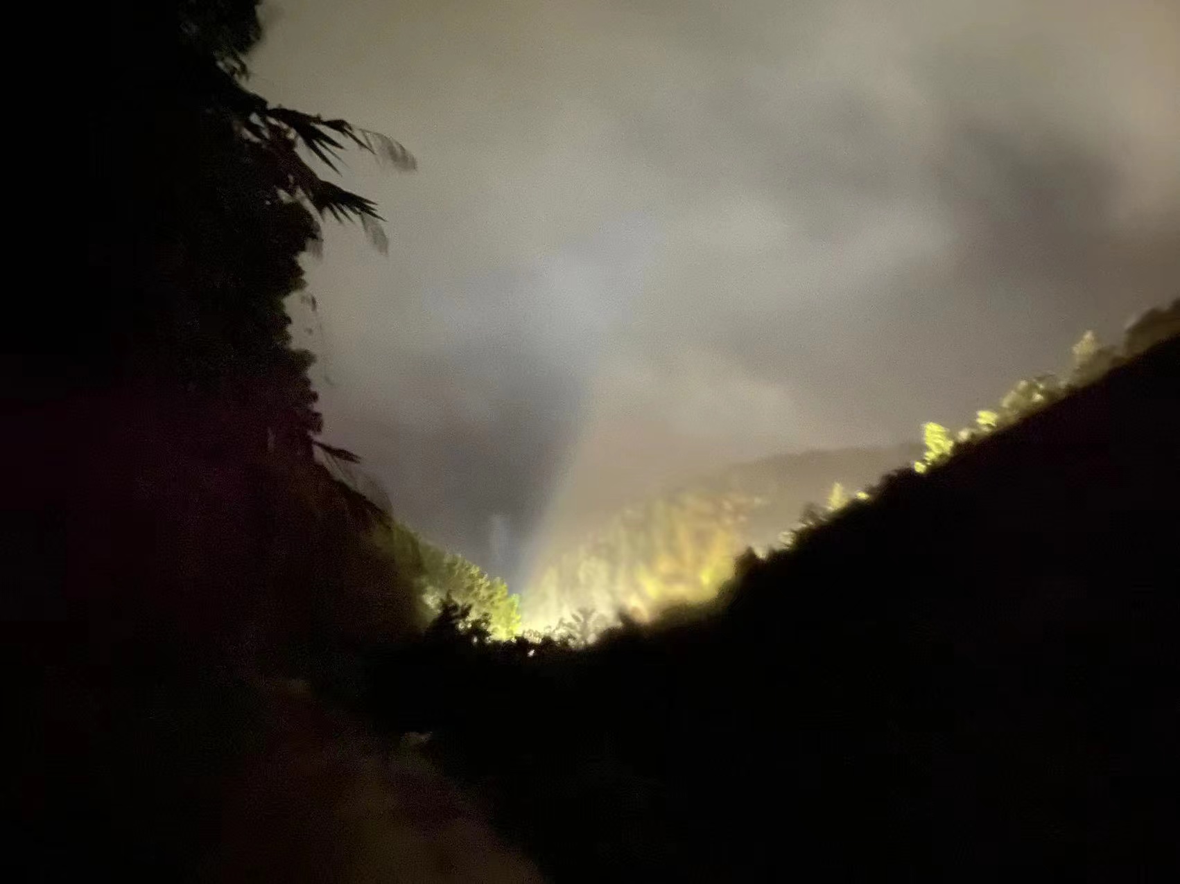 陈执搭乘网友的车靠近坠机现场时。