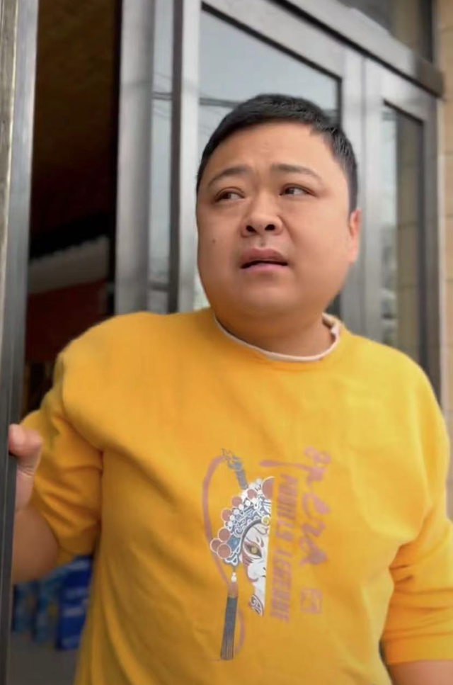 戏骨李嘉明惹争议，和好友餐馆吃饭少付钱，撒腿就跑10元钱吃一桌休闲区蓝鸢梦想 - Www.slyday.coM