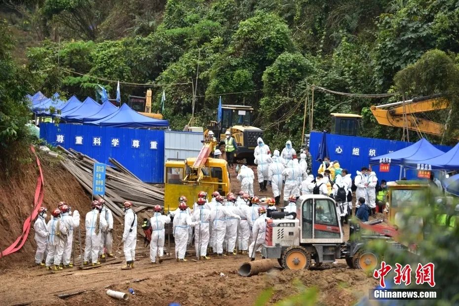 3月27日，在广西梧州藤县东航MU5735航班坠机救援现场，救援人员列队准备进入核心区。