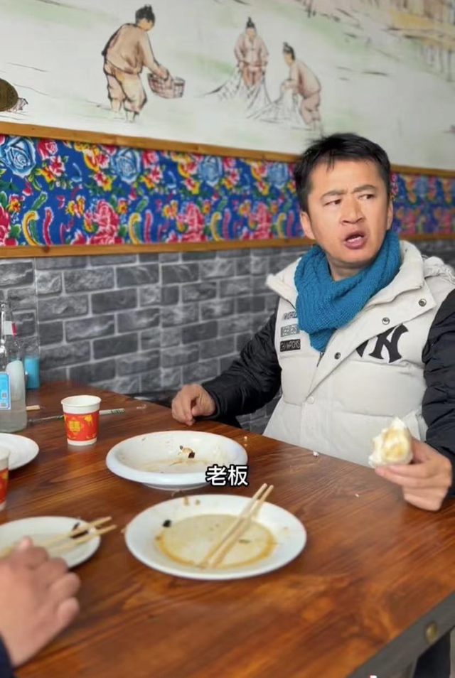 戏骨李嘉明惹争议，和好友餐馆吃饭少付钱，撒腿就跑10元钱吃一桌休闲区蓝鸢梦想 - Www.slyday.coM