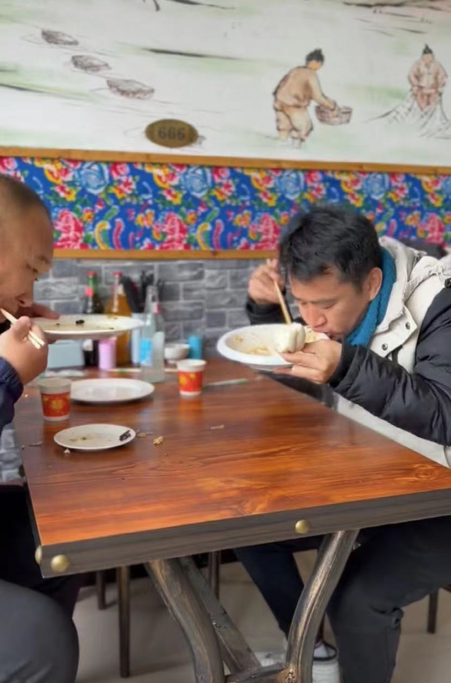 戏骨李嘉明惹争议，和好友餐馆吃饭少付钱，撒腿就跑10元钱吃一桌休闲区蓝鸢梦想 - Www.slyday.coM