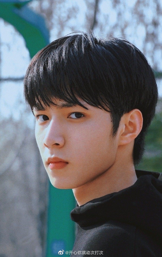 好喜欢一些帅气男高中生,打篮球的刘耀文又让我心动!