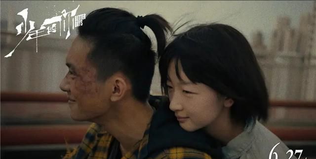 非常罕见：易烊千玺跟名导演合影,担任《白鹤亮翅》男主角!休闲区蓝鸢梦想 - Www.slyday.coM