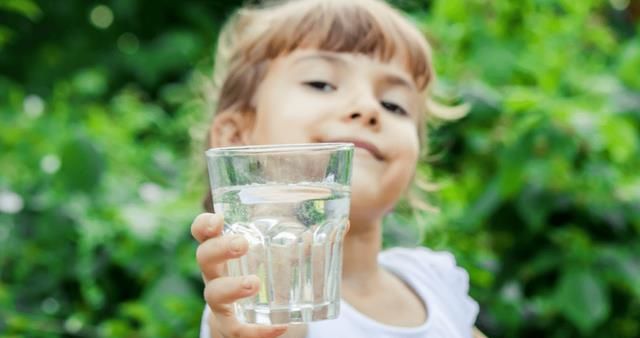 5岁男童因“喝水”就医，医生：3个时间段不能给孩子喝水，易积食休闲区蓝鸢梦想 - Www.slyday.coM