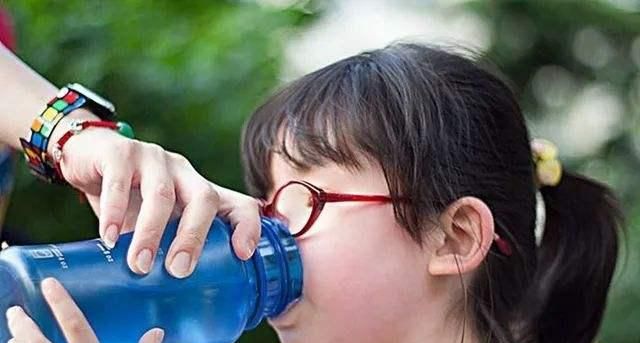 5岁男童因“喝水”就医，医生：3个时间段不能给孩子喝水，易积食休闲区蓝鸢梦想 - Www.slyday.coM