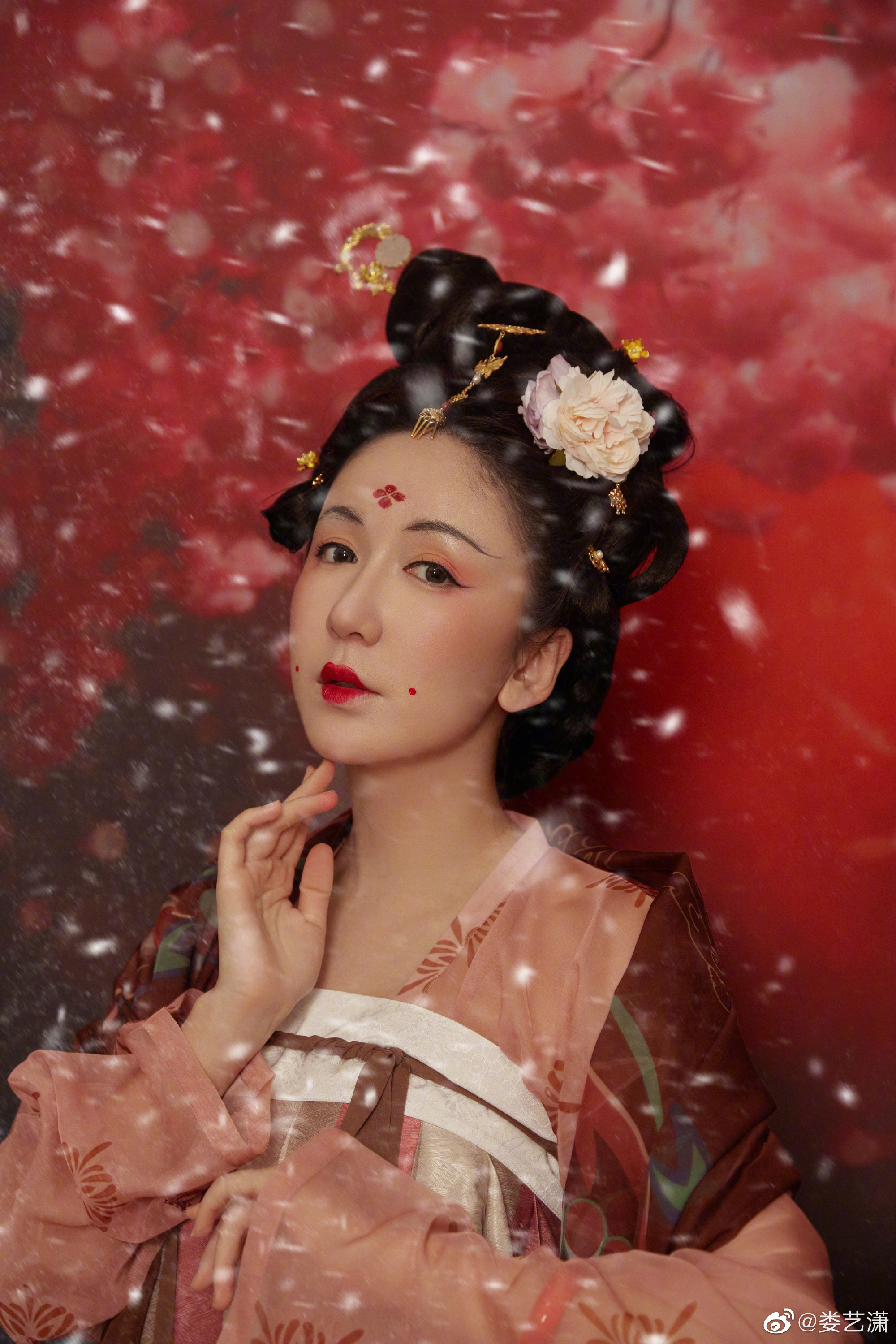 娄艺潇刚发了新歌看看唐装美人