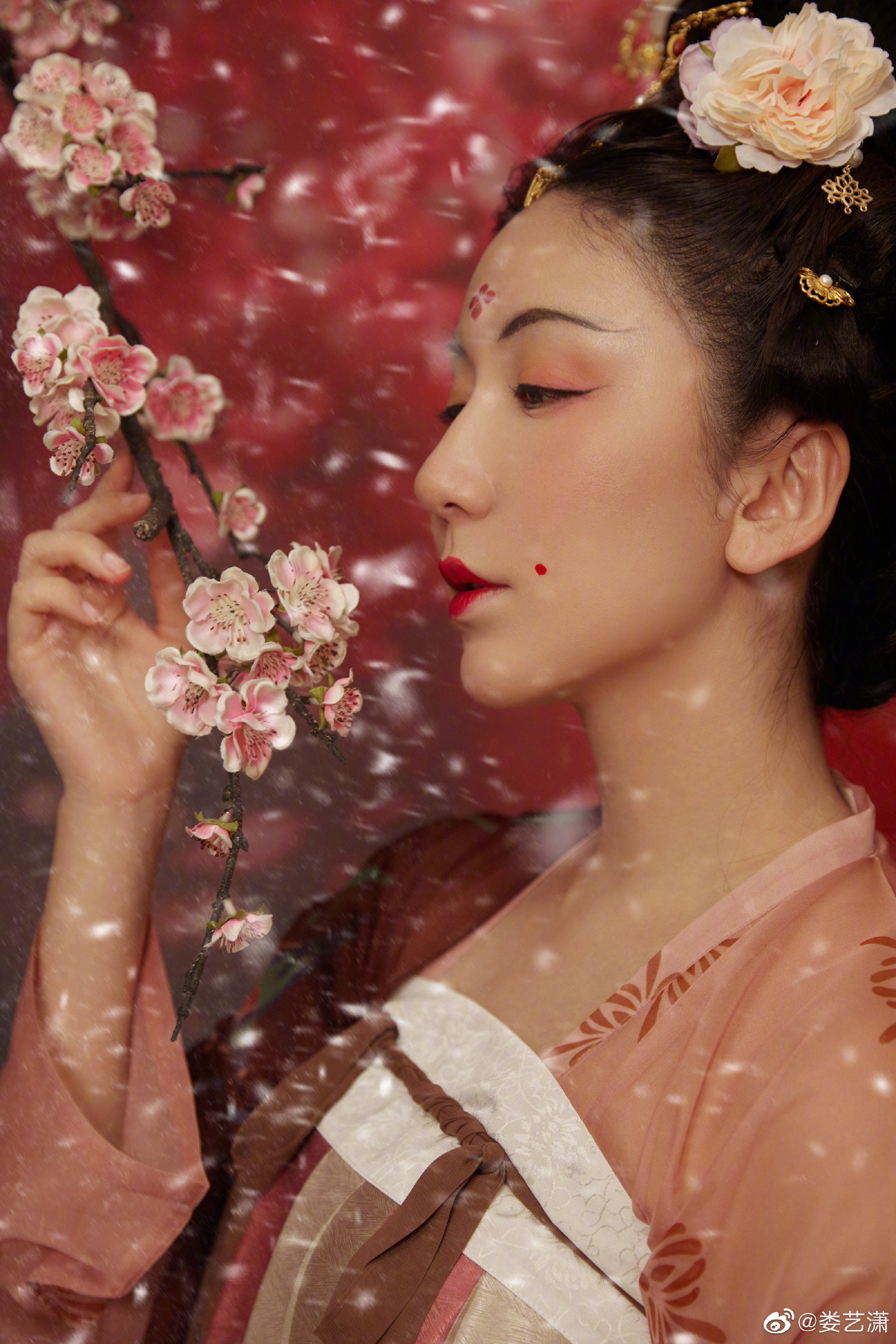 娄艺潇刚发了新歌看看唐装美人