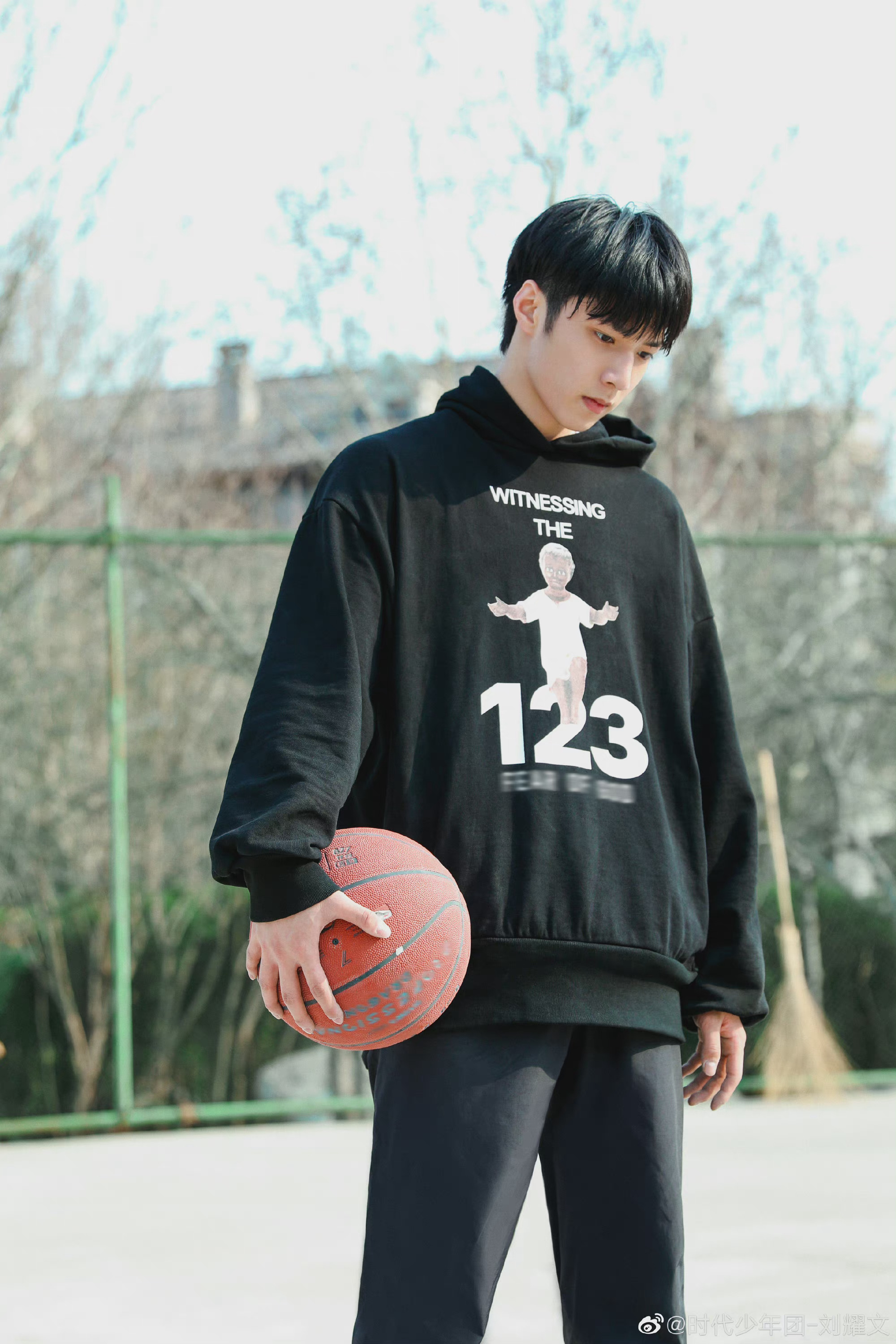 刘耀文分享篮球场六宫格随拍黑衣湿发少年真的很是元气满满啊