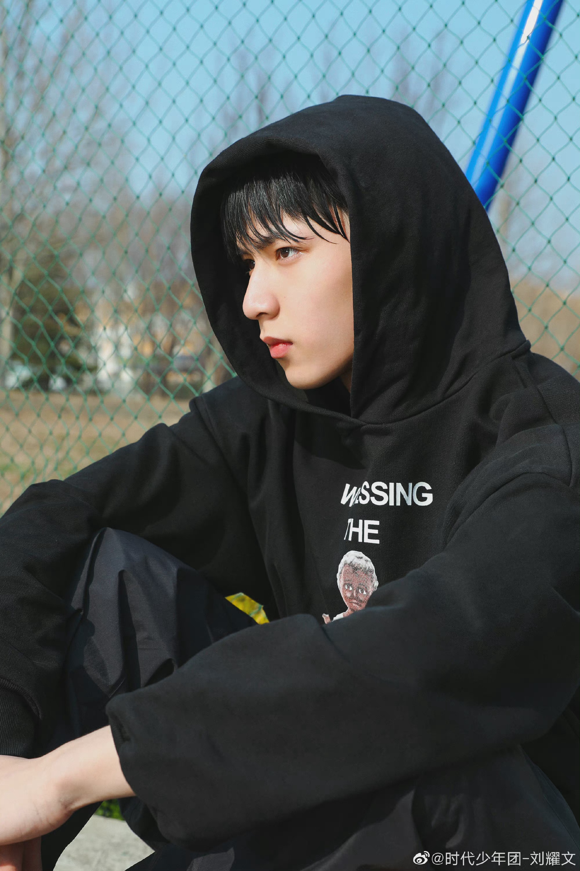 刘耀文分享篮球场六宫格随拍黑衣湿发少年真的很是元气满满啊