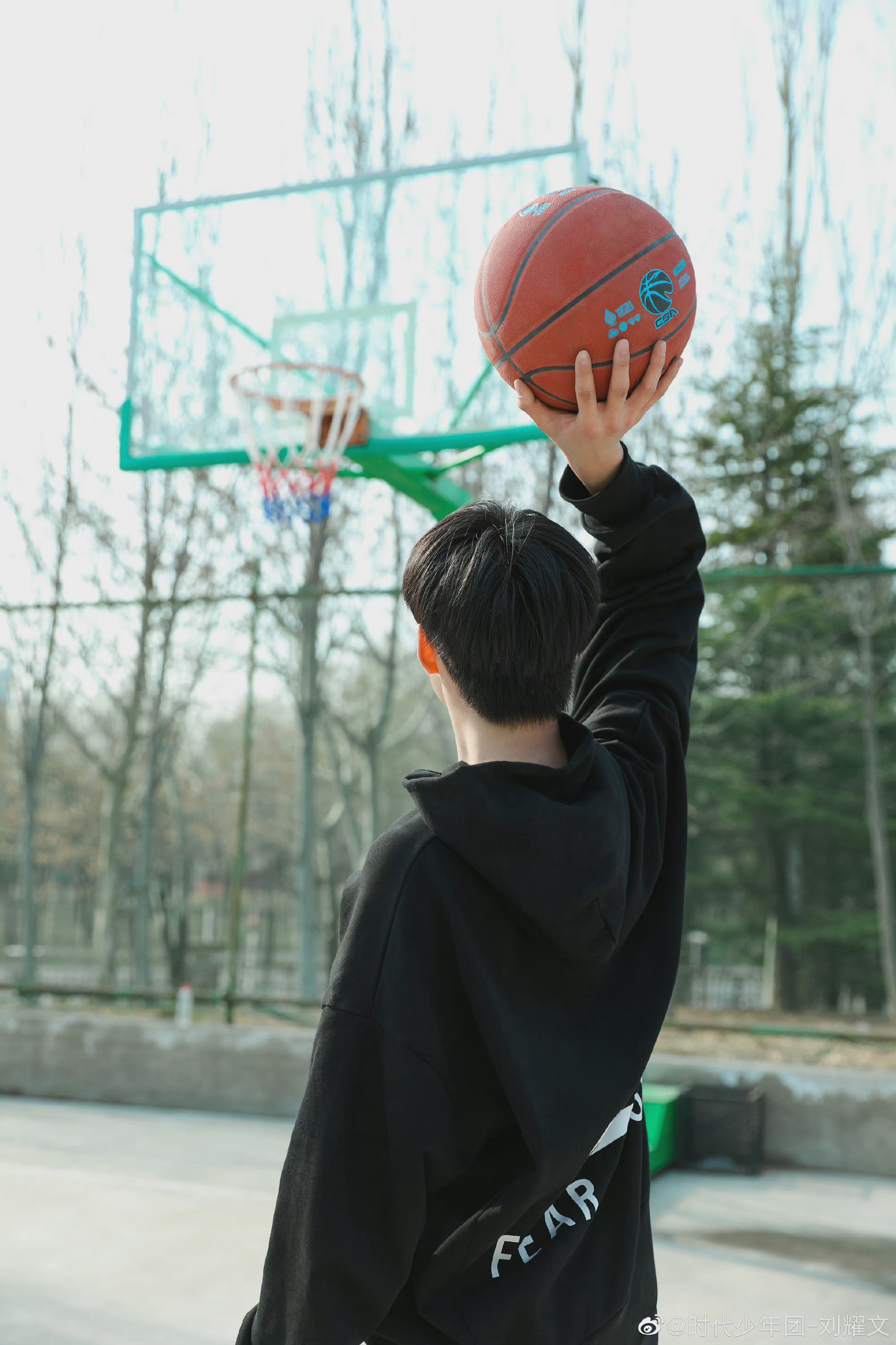 刘耀文分享篮球场六宫格随拍黑衣湿发少年真的很是元气满满啊