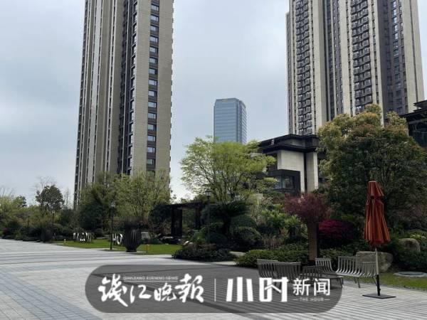 杭州一奥体红盘里不少网红裸背拍照，有宝妈担心带坏孩子休闲区蓝鸢梦想 - Www.slyday.coM