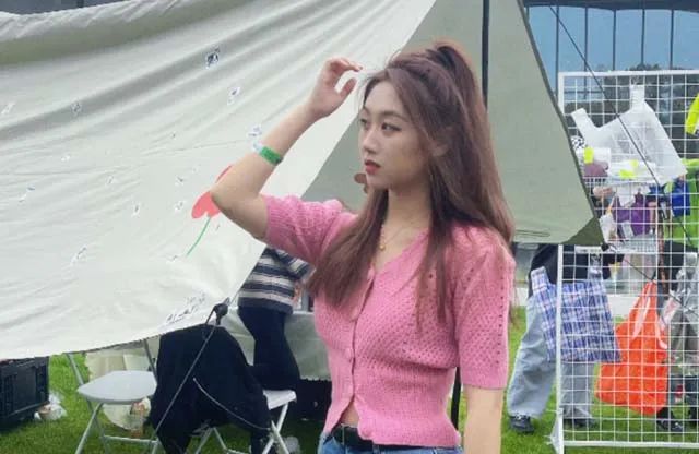 吴前女友晒照粉色毛衣太撩人妥妥的女神无疑了