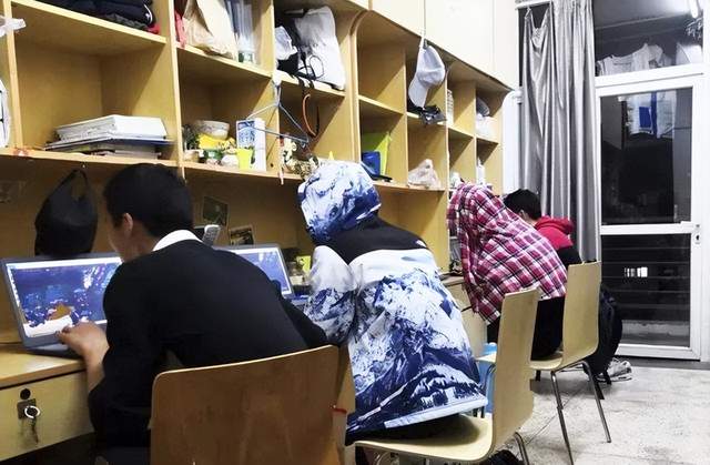 封校后大学生行为鉴赏,图书馆看书,宿舍开黑,跳广场舞...休闲区蓝鸢梦想 - Www.slyday.coM 封校后大学生行为鉴赏,图书馆看书,宿舍开黑,跳广场舞...休闲区蓝鸢梦想 - Www.slyday.coM