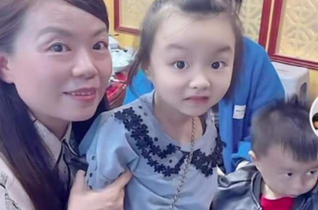 田静晒奇奇悦悦学习画面姐姐主动叫奇奇读书姐弟互动真有爱