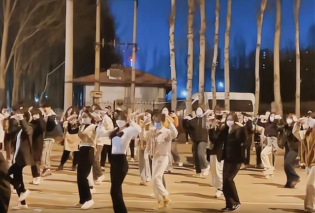 封校后大学生行为鉴赏,图书馆看书,宿舍开黑,跳广场舞...休闲区蓝鸢梦想 - Www.slyday.coM 封校后大学生行为鉴赏,图书馆看书,宿舍开黑,跳广场舞...休闲区蓝鸢梦想 - Www.slyday.coM