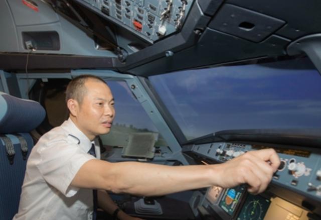 中国英雄机长刘传健:9800米高空史诗迫降,34分钟挽救128人|青藏高原|飞机|机长_新浪新闻
