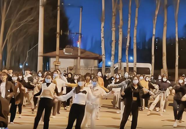 封校后大学生行为鉴赏,图书馆看书,宿舍开黑,跳广场舞...休闲区蓝鸢梦想 - Www.slyday.coM 封校后大学生行为鉴赏,图书馆看书,宿舍开黑,跳广场舞...休闲区蓝鸢梦想 - Www.slyday.coM