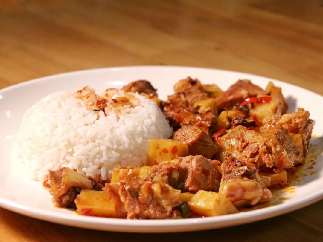 美味的红烧牛肉烩饭