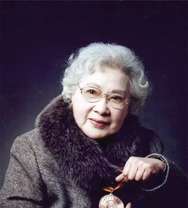 国宝级艺术家秦怡：丈夫和儿子接连去世,她晚年生活状况怎样?休闲区蓝鸢梦想 - Www.slyday.coM