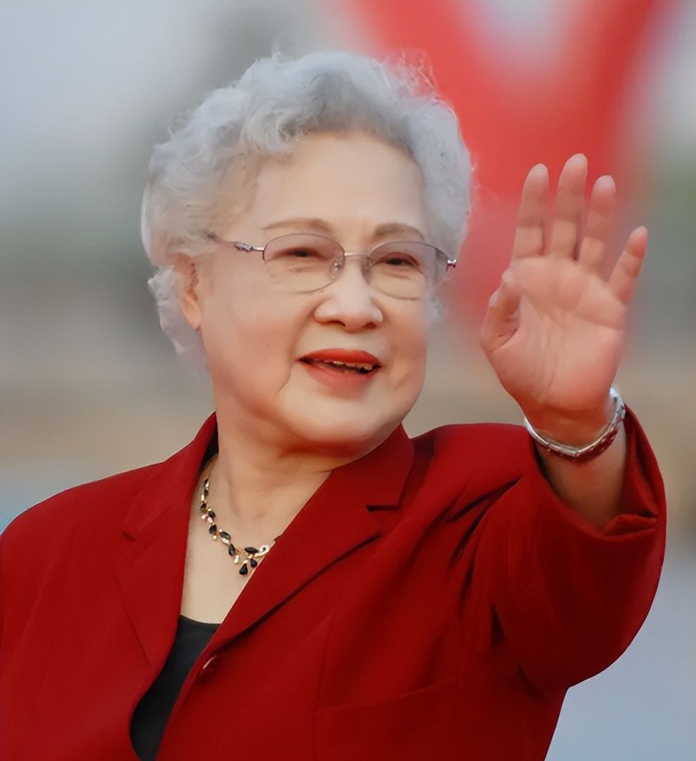 国宝级艺术家秦怡：丈夫和儿子接连去世,她晚年生活状况怎样?休闲区蓝鸢梦想 - Www.slyday.coM