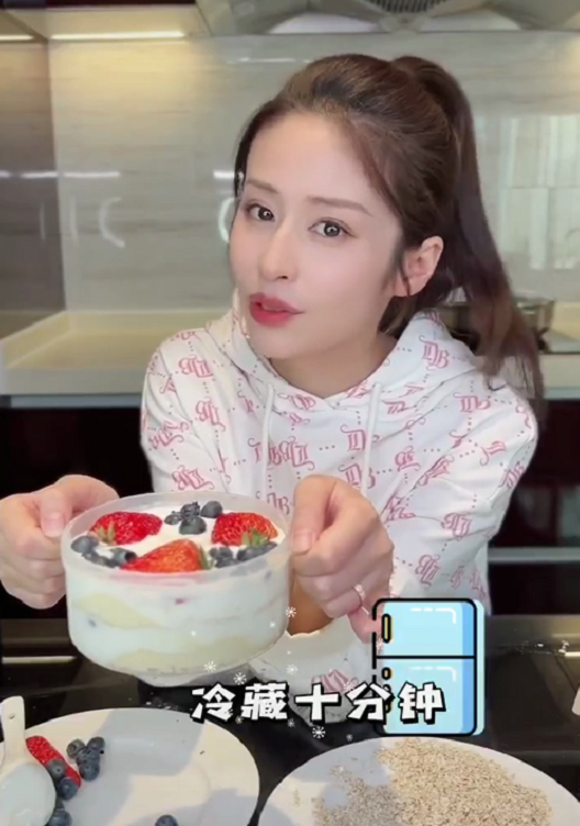 颖儿吃播翻车自制减肥餐称全吃完却只吃一口还不咽遭群嘲