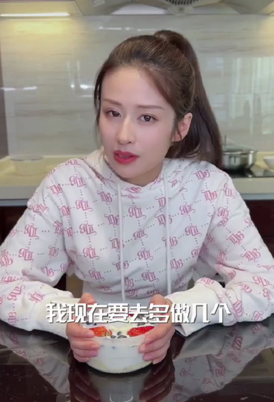 颖儿吃播翻车自制减肥餐称全吃完却只吃一口还不咽遭群嘲