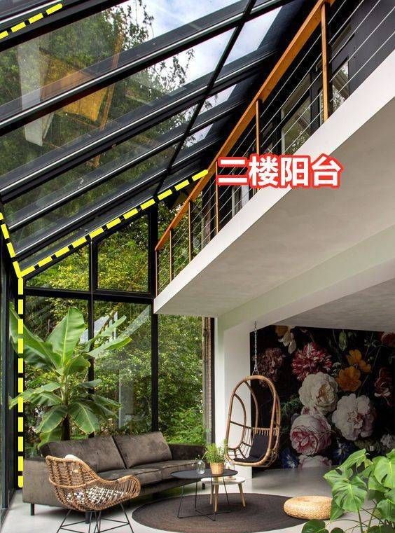 好羡慕国外,门前连带阳台用挑高玻璃封起来,享受双层阳光房!