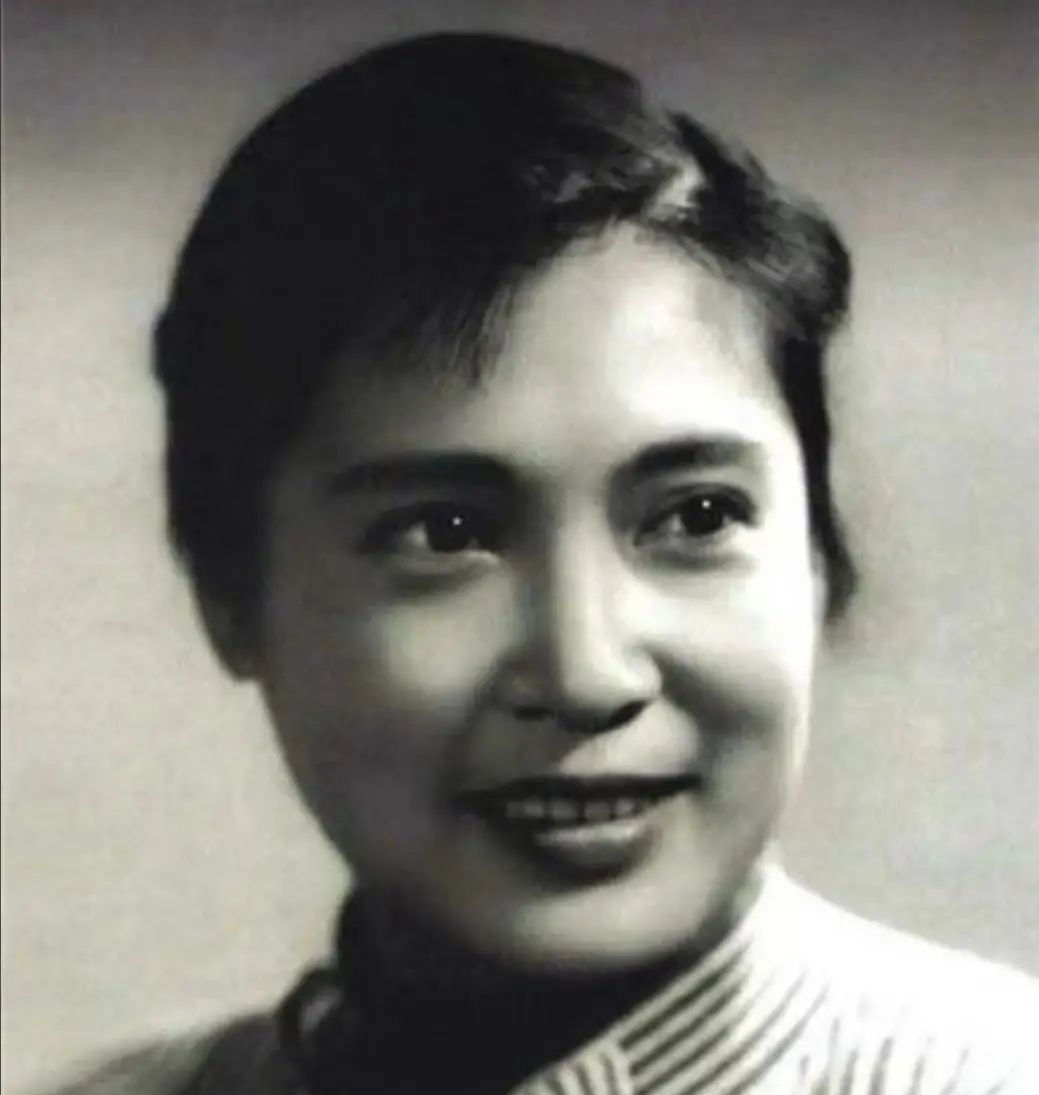 国宝级艺术家秦怡：丈夫和儿子接连去世,她晚年生活状况怎样?休闲区蓝鸢梦想 - Www.slyday.coM