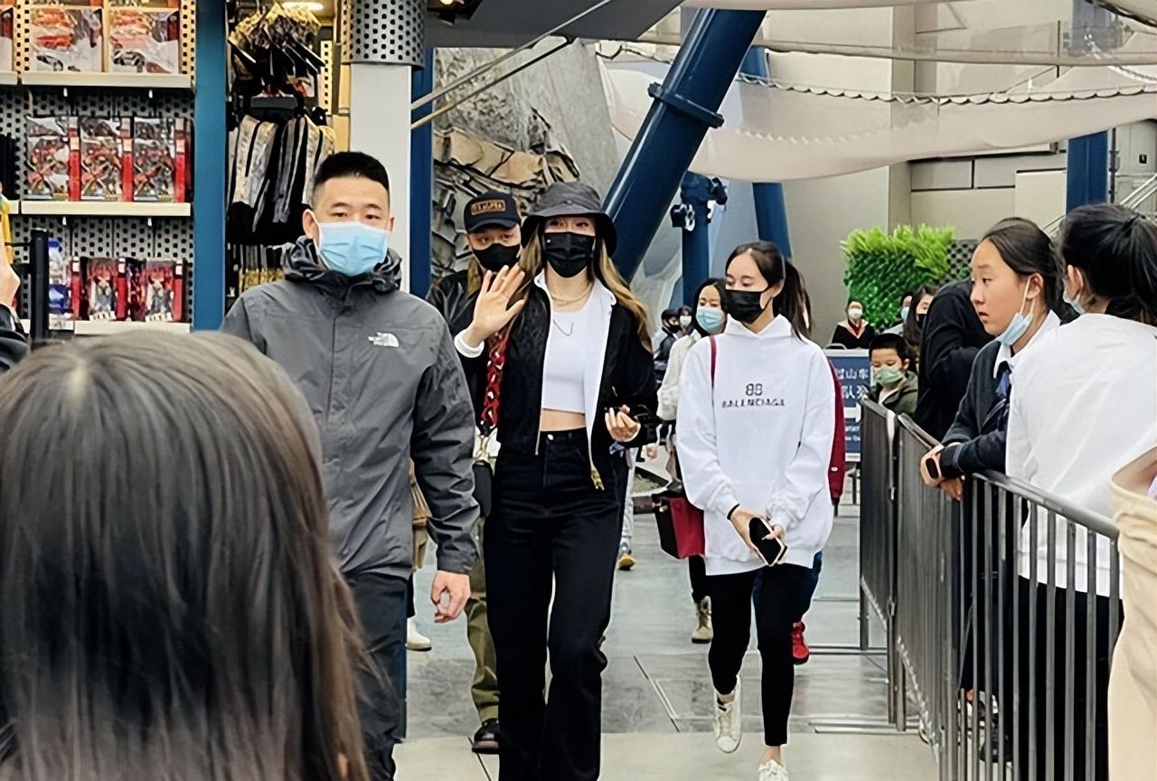 谷爱凌与赌王小女儿游玩环球影城,两人一身大牌,惊艳网友休闲区蓝鸢梦想 - Www.slyday.coM 谷爱凌与赌王小女儿游玩环球影城,两人一身大牌,惊艳网友休闲区蓝鸢梦想 - Www.slyday.coM