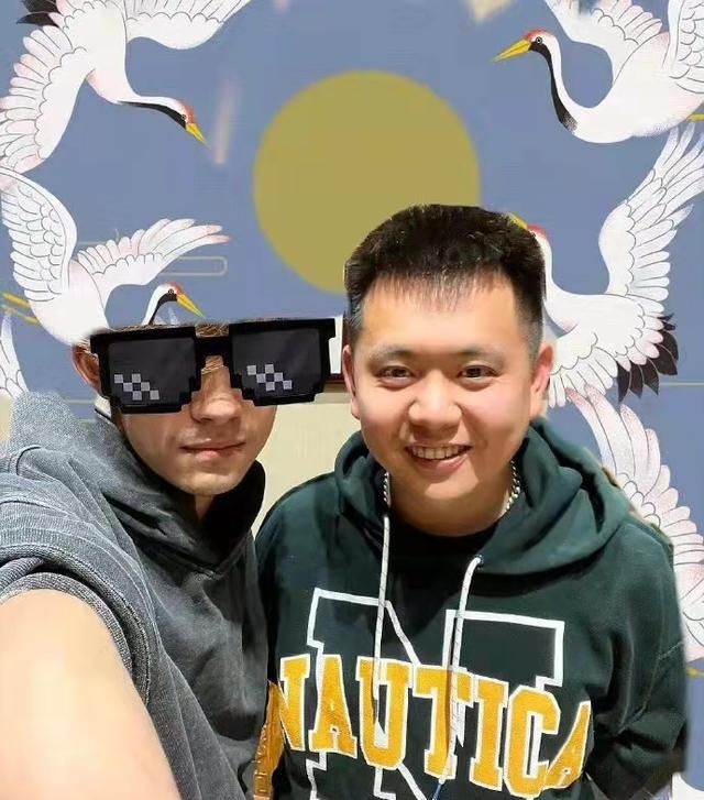 非常罕见：易烊千玺跟名导演合影,担任《白鹤亮翅》男主角!休闲区蓝鸢梦想 - Www.slyday.coM