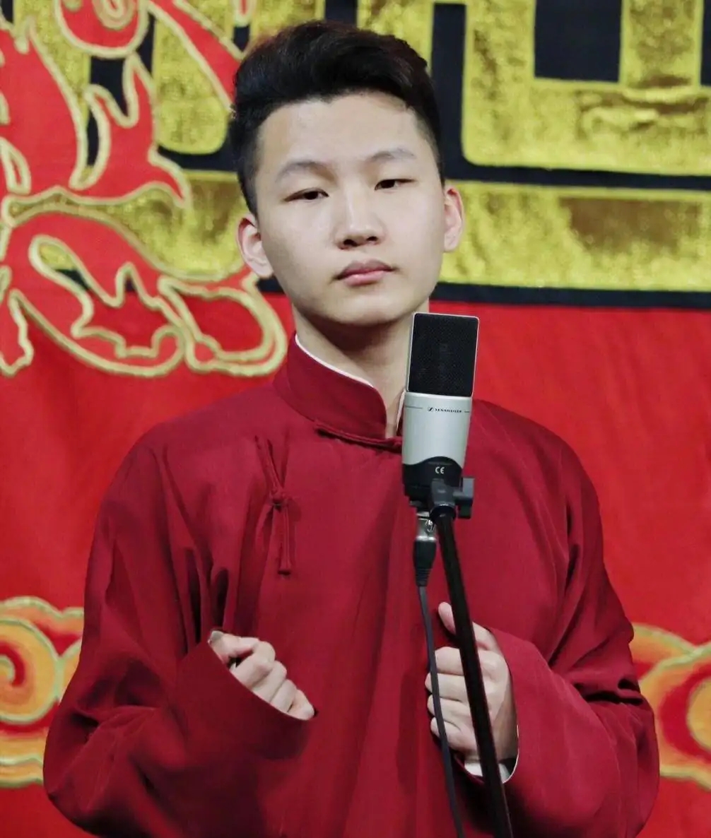 有一次,老郭收了个徒弟王耀宗,赐名王鹤宇,结果,此人进入德云社才两个