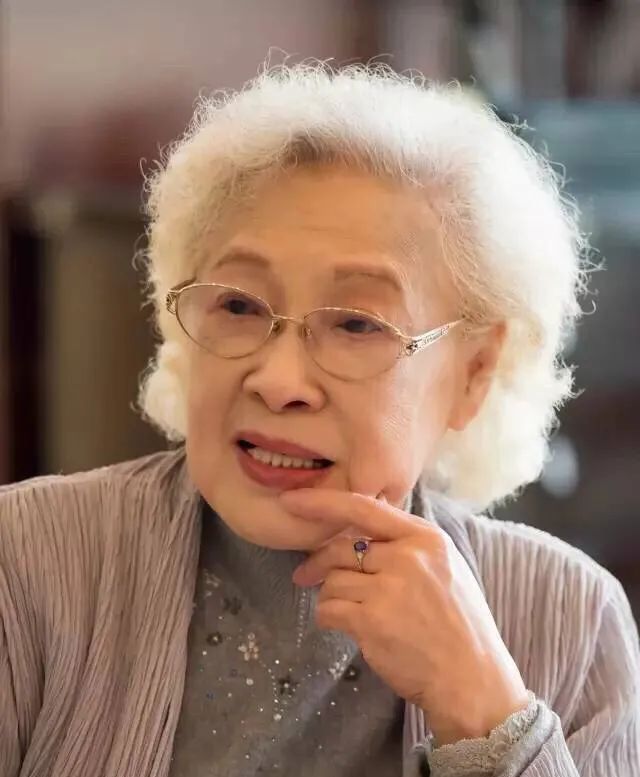 国宝级艺术家秦怡：丈夫和儿子接连去世,她晚年生活状况怎样?休闲区蓝鸢梦想 - Www.slyday.coM