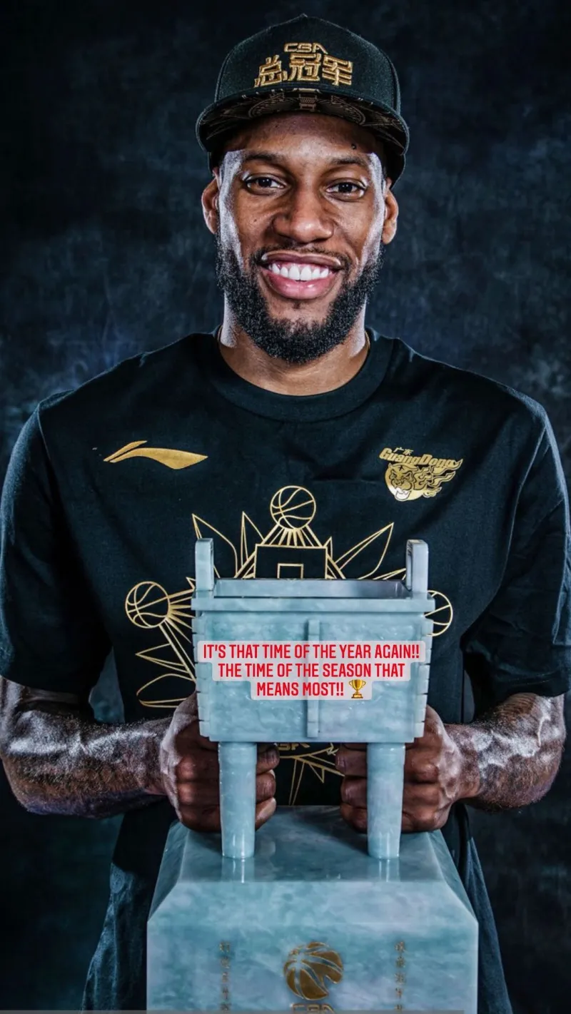 威姆斯晒总冠军奖杯易建联眼部肿胀已缓解广东队明天出发南昌