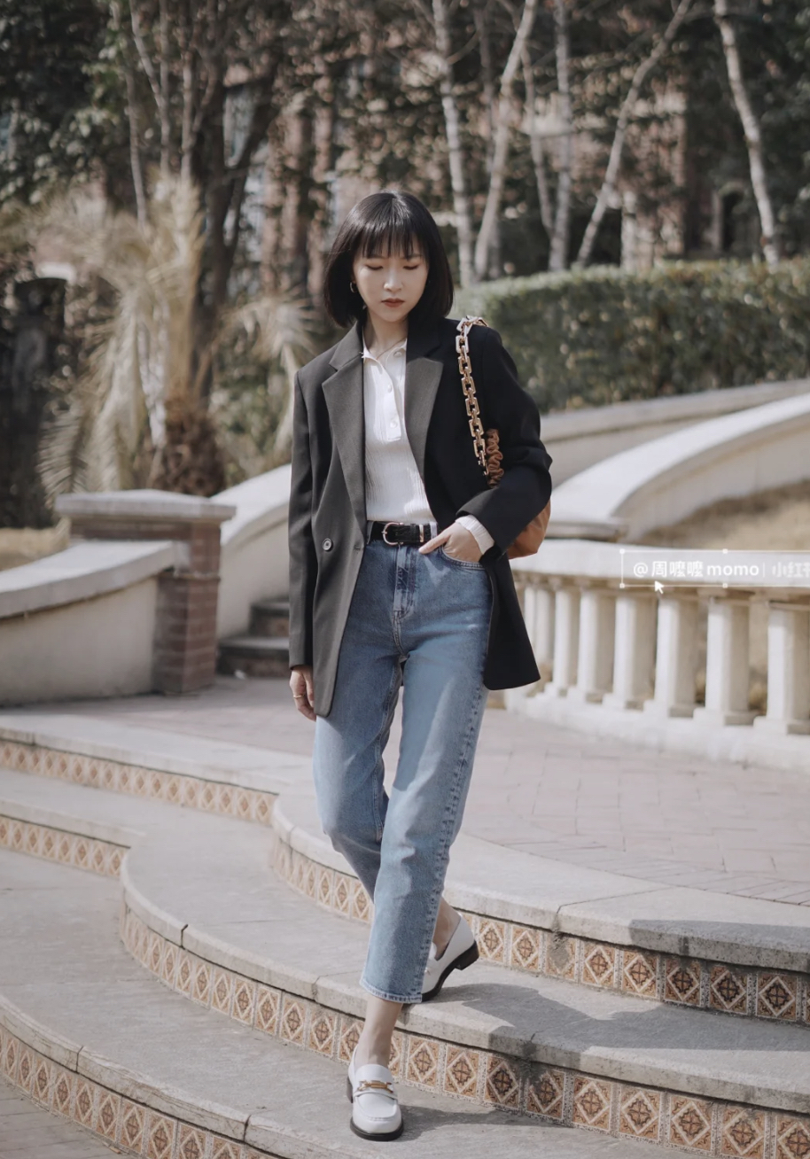 水洗蓝的牛仔烟管裤,就是让造型显得更加日常的效果,再去搭配黑色的