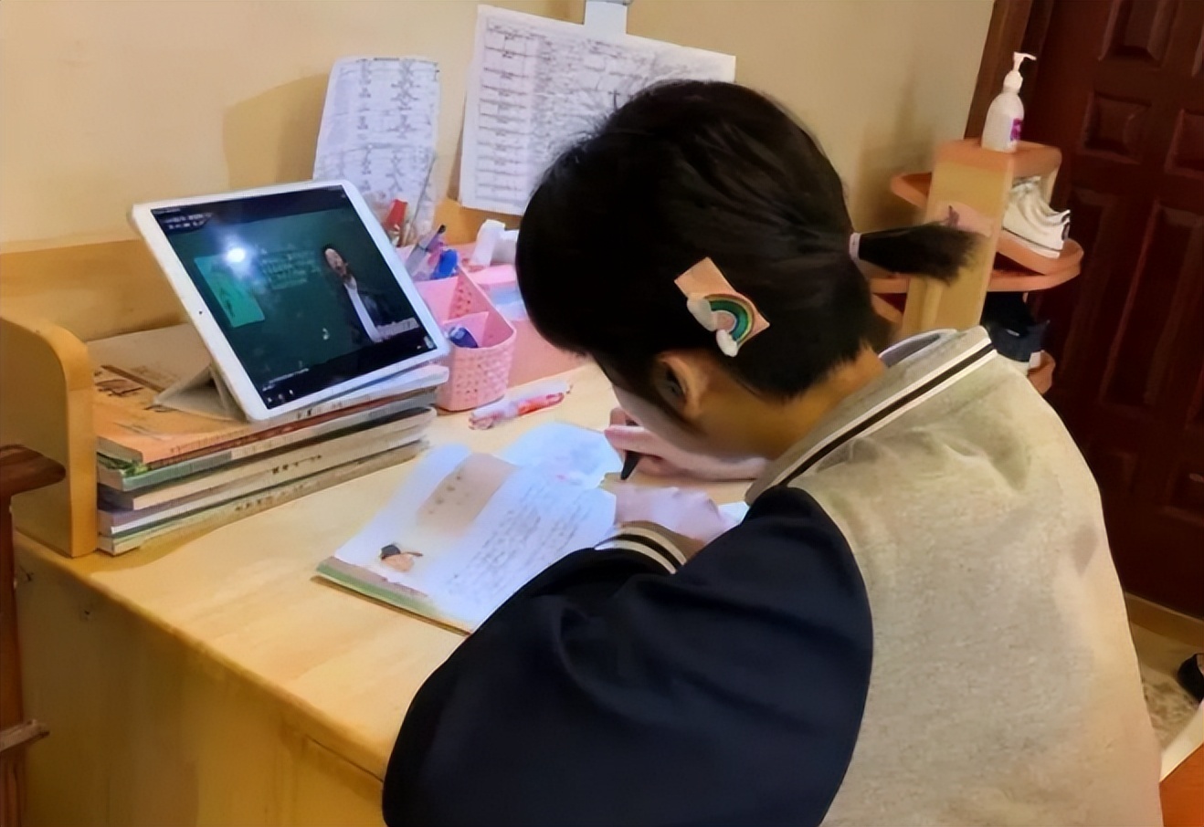 孩子上网课现原形妈妈想逃姥姥出手了轻松将娃收服