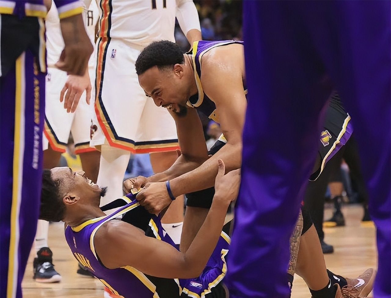 苦涩一夜遭遇双重打击詹姆斯继续刷分湖人干脆就放弃吧