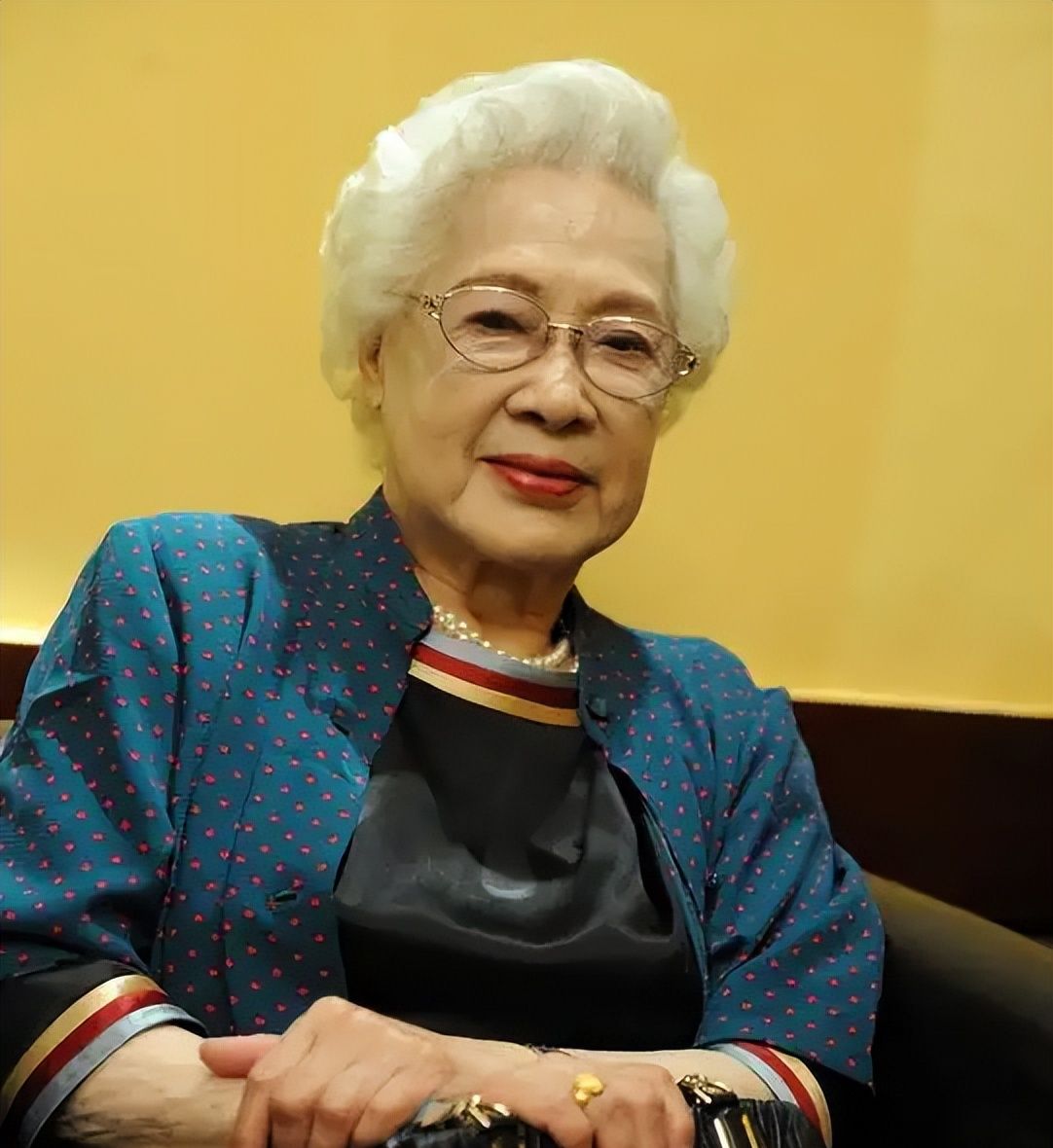 国宝级艺术家秦怡：丈夫和儿子接连去世,她晚年生活状况怎样?休闲区蓝鸢梦想 - Www.slyday.coM