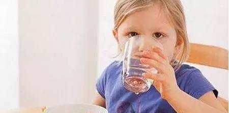 5岁男童因“喝水”就医，医生：3个时间段不能给孩子喝水，易积食休闲区蓝鸢梦想 - Www.slyday.coM